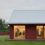 Zvenku byly červeně natřené dřevěné prkna spodní části natřeny sytě červeným odstínem, který odkazuje na červené stodoly běžné ve Švédsku. Lotyšští majitelé domu tam v zimě jezdí lyžovat, a zimní pohodu si tak připomínají po celý rok. Foto: Madara Kuplā