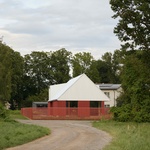House Comet je bydlením pro mladou a kreativní rodinu v zelené, odlehlé čtvrti Rigy poblíž řeky Daugavy. Foto: Madara Kuplā