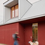 Masivní dřevěná panelová konstrukce kombinuje konstrukční a estetickou kvalitu. Foto: Madara Kuplā