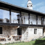 K neuvěření. Dům bez konce je lekcí v umění pomalé rekonstrukce. Foto: Janez Martini