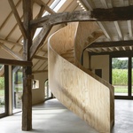 Stodola z 19. století se proměnila na současné bydlení. Punc minulosti zůstal, dílo korunuje schodiště. Foto: Alex Baxter