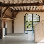 Stodola z 19. století se proměnila na současné bydlení. Punc minulosti zůstal, dílo korunuje schodiště. Foto: Alex Baxter