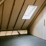 Stodola z 19. století se proměnila na současné bydlení. Punc minulosti zůstal, dílo korunuje schodiště. Foto: Alex Baxter