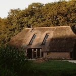 Stodola z 19. století se proměnila na současné bydlení. Punc minulosti zůstal, dílo korunuje schodiště. Foto: Alex Baxter