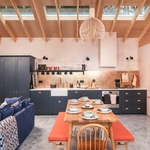 Nový dům nahradil stávající soubor zchátralých budov na pozemku a odkazuje na předchozí budovy svým designem jako jednopodlažní stavba s kombinací šikmých a plochých střech. Foto: Unique Homestays