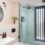 Zvenku je obložen směsí černě natřeného dřeva a světle růžové omítky, která replikuje historickou budovu, která se na místě dříve nacházela. Foto: Unique Homestays