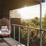 Tím hlavním lákadlem je nepřetržitá venkovní terasa, táhnoucí se po celé délce domu. Odtud se rozvíjejí výhledy na celé Jurské pobřeží, masivy bílých vápencových stěn a útesů. Foto: Unique Homestays