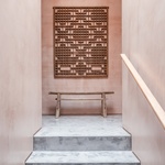 Dům je obložen černým dřevem a má tmavě šedou střechu ze stojaté falcované zinkové střechy, což pomáhá zdůraznit zelenou okolní krajinu. Foto: Unique Homestays