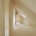 Zbytek stavby se řídí stejným jednoduchým principem. Podlahové vrstvy z vulkanického kamene spolu s podlahovým vytápěním nenápadně podporují stabilní vnitřní klima. Foto: Sebastian Schels