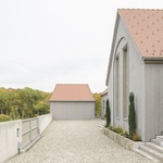 Stavba zapadá do svého okolí, aniž by jej kopírovala. Formu si hledat nemusí, pracuje s tím, co už je známé a osvědčené. Foto: Sebastian Schels