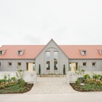 Dispozice i celkový vzhled staveb — včetně hlavních domů, garáží a ohradních zdí — čerpají inspiraci z nedalekého historického statku. Foto: Sebastian Schels