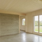 Konstrukce je převážně tvořena masivními dřevěnými panely z neošetřeného smrku. Foto: Sebastian Schels