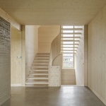 Hlína a dřevo zde působí jako doplňující se materiály: jeden těžký a uzemněný, druhý lehký a hřejivý. Foto: Sebastian Schels