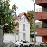 Crabe Fantôme je minimalistický rezidenční dům nacházející se ve Watermael-Boitsfortu v Belgii, navržený studiem O.U.V.R.A.G.E.S.. Je ukázkou nezvykle řešené transformace objektu. Foto: Maxime Delvaux