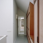 Obě přístavby využívají dřevěnou konstrukci, což minimalizuje emise uhlíku a zároveň vytváří čitelný rozdíl mezi starým a novým. Foto: Maxime Delvaux