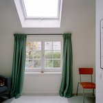 Obě přístavby využívají dřevěnou konstrukci, což minimalizuje emise uhlíku a zároveň vytváří čitelný rozdíl mezi starým a novým. Foto: Maxime Delvaux