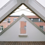 Toto gesto s vestavbou na půdě je ryze ekonomické. Zvyšuje hustotu, aniž by se změnil základní charakter budovy nebo zahltil její kontext. Foto: Maxime Delvaux