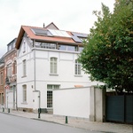 Transformace restaurace na bydlení obvykle sleduje předvídatelnou cestu: vykuchat interiér, maximalizovat podlahovou plochu, dodat pevné byty. O.U.V.R.A.G.E.S. volí zásadně odlišný přístup. Foto: Maxime Delvaux