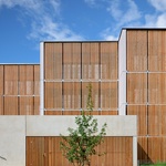 Pohled jižní, otevřené lamelové okenice. Foto: BoysPlayNice Pohled jižní, otevřené lamelové okenice. Foto: BoysPlayNice