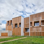 Pohled jihovýchodní, otevřené lamelové okenice. Foto: BoysPlayNice Pohled jihovýchodní, otevřené lamelové okenice. Foto: BoysPlayNice