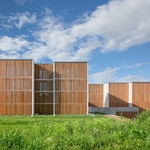 Pohled jižní, uzavřené lamelové okenice. Foto: BoysPlayNice Pohled jižní, uzavřené lamelové okenice. Foto: BoysPlayNice