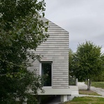 Kaskádový dům na hrázi. Novostavba, která se uměla usadit. Foto: MWA Hart Nibbrig