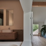 Kaskádový dům na hrázi. Novostavba, která se uměla usadit. Foto: MWA Hart Nibbrig