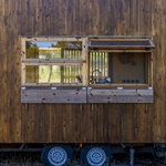 Celý domek na kolečkách funguje jako off-grid útočiště. Je nezávislý na zdrojích, byť se jich pochopitelně nezříká. Na síť nebo k vodovodní přípojce se rád naváže, když tu možnost má. Foto: João Carranca