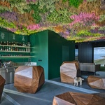 Průhled od vstupu, vlevo bar. Foto: BoysPlayNice