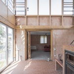 Architekti ze studia Arqbag se tu při návrhu rodinného domu potýkali s nerovnoměrným průběhem stavební parcely, členitou topografií. Sklonem svahu. Foto: Marc Díaz/arqbag