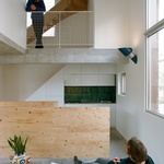 House Écorce: Novostavba z města, která se za svůj korkový plášť nestydí. Foto: Antoine Séguin