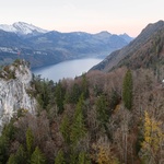 Chata nad jezerem Uri má respekt ke krajině, ale taky sílu vlastních nápadů. Foto: Matej Hakár Chata nad jezerem Uri má respekt ke krajině, ale taky sílu vlastních nápadů. Foto: Matej Hakár
