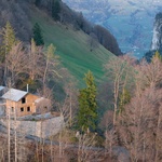 Chata nad jezerem Uri má respekt ke krajině, ale taky sílu vlastních nápadů. Foto: Matej Hakár Chata nad jezerem Uri má respekt ke krajině, ale taky sílu vlastních nápadů. Foto: Matej Hakár