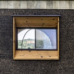 Architekti ze studia Madeiguincho se rozhodli ponechat dveře kontejneru plně ovladatelné, aby umožnili přímé spojení s prostředím, pokud to počasí dovolí. Foto: Madeiguincho, Joao Caranca Architekti ze studia Madeiguincho se rozhodli ponechat dveře kontejneru plně ovladatelné, aby umožnili přímé spojení s prostředím, pokud to počasí dovolí. Foto: Madeiguincho, Joao Caranca