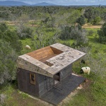 Každé architektonické studio se, ať už přiznaně nebo skrytě, snaží profilovat v nějaké oblasti. A Madeiguincho se počítají k těm, jejichž specializací jsou nejrůznější obydlí kategorie tiny house. Foto: Madeiguincho, Joao Caranca Každé architektonické studio se, ať už přiznaně nebo skrytě, snaží profilovat v nějaké oblasti. A Madeiguincho se počítají k těm, jejichž specializací jsou nejrůznější obydlí kategorie tiny house. Foto: Madeiguincho, Joao Caranca