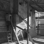 Nová struktura, definuje možnost lehkého konstrukčního jádra, které mezi zděděnými pevnými zdmi může volně tvarovat prostor. Foto: Pedro galvão lucas Nová struktura, definuje možnost lehkého konstrukčního jádra, které mezi zděděnými pevnými zdmi může volně tvarovat prostor. Foto: Pedro galvão lucas