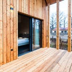 Sofistikované moderní bydlení vonící dřevem a květinami. Zdroj: Eva Neuman, Zuzana Krasňanová, Kouzlo Chalup, s.r.o.