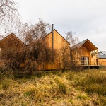 Sofistikované moderní bydlení vonící dřevem a květinami. Zdroj: Eva Neuman, Zuzana Krasňanová, Kouzlo Chalup, s.r.o.