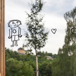 Tajemný dům v záplavě květin a vzrostlých stromů je pro děti bezpečnou oázou. Foto: Ondřej Tylčer, www.ondrejtylcer.cz Tajemný dům v záplavě květin a vzrostlých stromů je pro děti bezpečnou oázou. Foto: Ondřej Tylčer, www.ondrejtylcer.cz