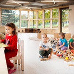 Tajemný dům v záplavě květin a vzrostlých stromů je pro děti bezpečnou oázou. Foto: Ondřej Tylčer, www.ondrejtylcer.cz Tajemný dům v záplavě květin a vzrostlých stromů je pro děti bezpečnou oázou. Foto: Ondřej Tylčer, www.ondrejtylcer.cz