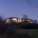 Krajina jako na dlani v rodinném domě umístěném na kopci ve svahu. Zdroj: ateliér boq architekti a DENDRIT