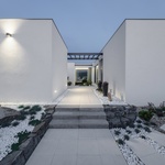 Krajina jako na dlani v rodinném domě umístěném na kopci ve svahu. Zdroj: ateliér boq architekti a DENDRIT