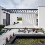 Krajina jako na dlani v rodinném domě umístěném na kopci ve svahu. Zdroj: ateliér boq architekti a DENDRIT