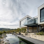 Krajina jako na dlani v rodinném domě umístěném na kopci ve svahu. Zdroj: ateliér boq architekti a DENDRIT