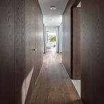 Krajina jako na dlani v rodinném domě umístěném na kopci ve svahu. Zdroj: ateliér boq architekti a DENDRIT