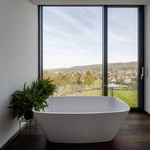 Krajina jako na dlani v rodinném domě umístěném na kopci ve svahu. Zdroj: ateliér boq architekti a DENDRIT