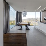 Krajina jako na dlani v rodinném domě umístěném na kopci ve svahu. Zdroj: ateliér boq architekti a DENDRIT