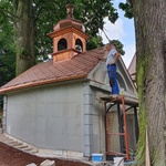 Vlastnoručně a na své náklady opravená kaple v Rožmitále. Zdroj: archiv rodiny Dvořákových Vlastnoručně a na své náklady opravená kaple v Rožmitále. Zdroj: archiv rodiny Dvořákových