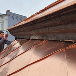 Montáž vlastnoručně vyrobených šablon na kostele sv. Petra a Pavla v Broumově. Zdroj: archiv rodiny Dvořákových Montáž vlastnoručně vyrobených šablon na kostele sv. Petra a Pavla v Broumově. Zdroj: archiv rodiny Dvořákových