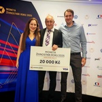 Zleva: Petra Šolcová (dcera), Jaroslav Dvořák (otec), Jaroslav Dvořák (syn). Zdroj: archiv rodiny Dvořákových Zleva: Petra Šolcová (dcera), Jaroslav Dvořák (otec), Jaroslav Dvořák (syn). Zdroj: archiv rodiny Dvořákových
